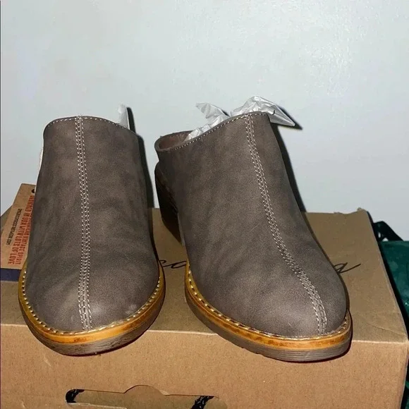 American Rag Tan Mules & Clogs with Slip-On Style and Medium Heel (6) - Picture 2 of 11